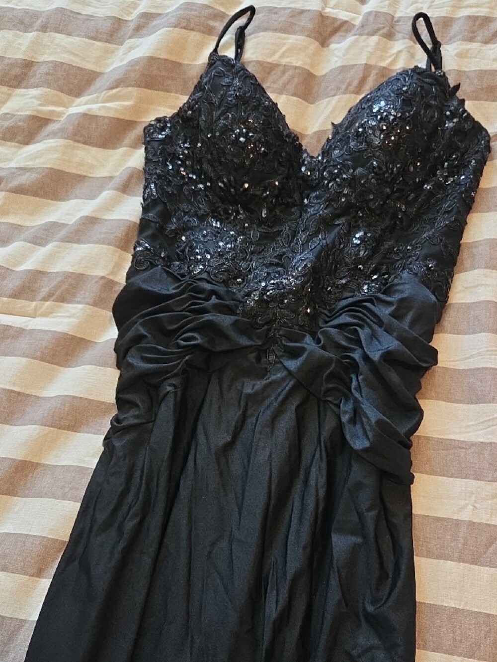 Elegant Black Sequin Evening Dress - Picture 4 of 15